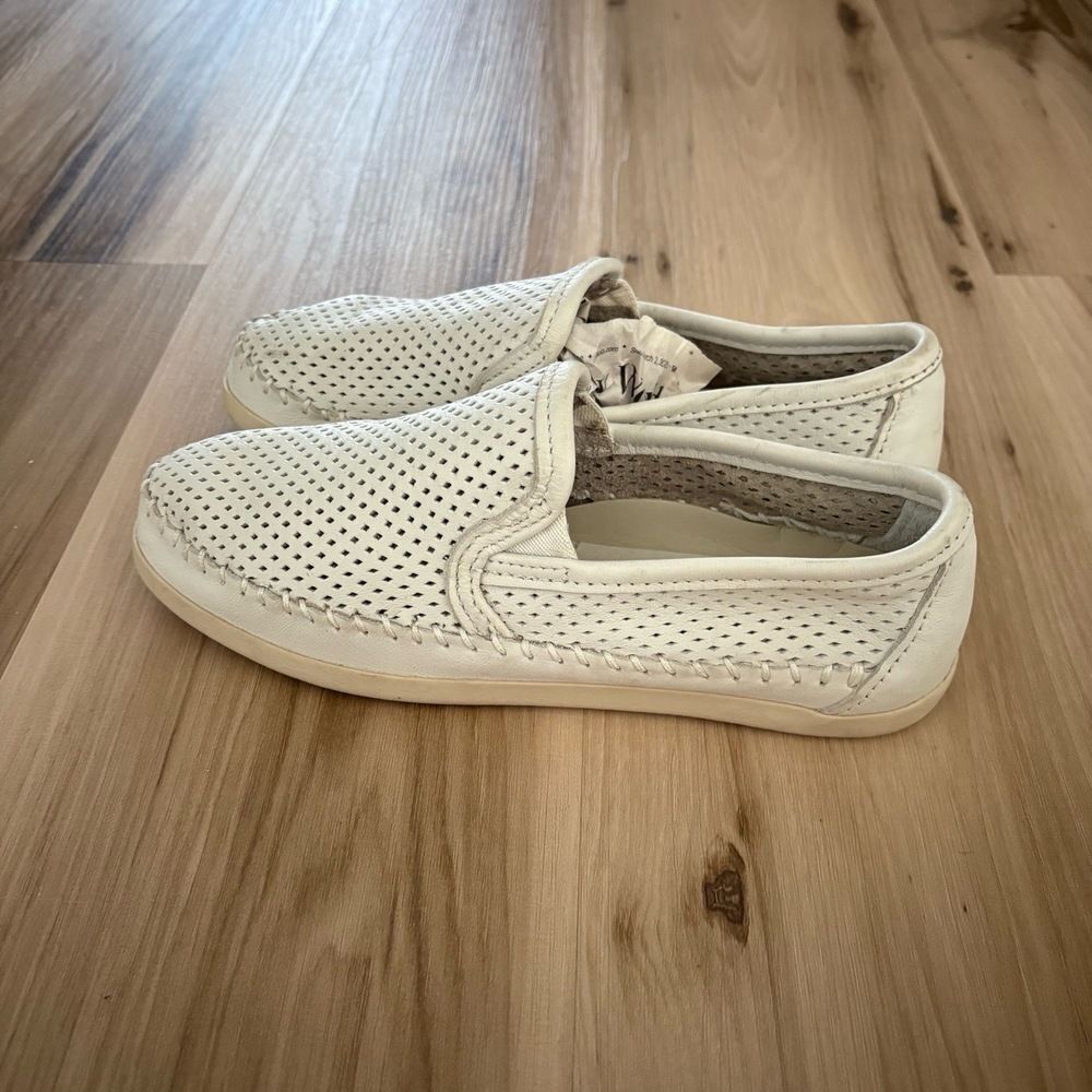 Minnetonka Womens Slip On Size 7.5 White Perforated Breathable Casual Comfort